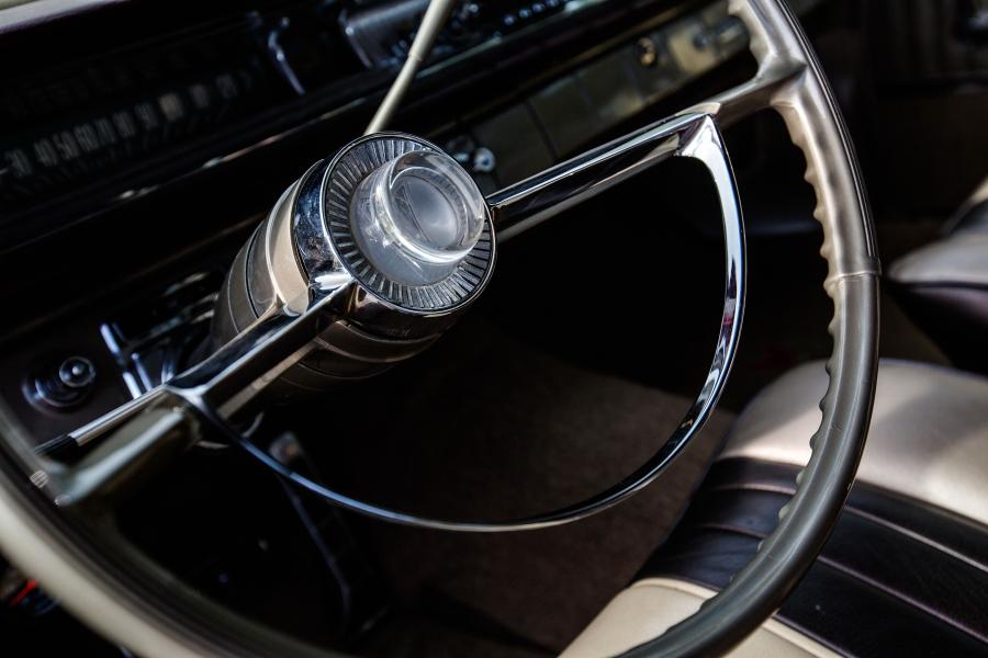 Детали интерьера Pontiac Bonneville Convertible (2867) 1961 года  (фото 23 из 59)